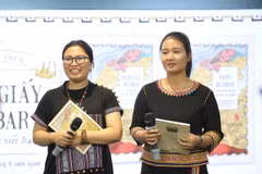 Tiến sỹ ngôn ngữ học Phạm Thị Kiều Ly – tác giả phần lời và dịch giả Ja Mi – người chuyển ngữ tác phẩm sang tiếng Ba Na. (Ảnh: Minh Thu/Vietnam+) 