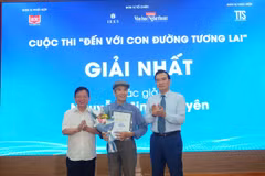 Ban Tổ chức trao Giải Nhất cho Anh hùng lao động Minh Chuyên. Lễ trao giải diễn ra tại trụ sở Đảng uỷ Khối các cơ quan Trung ương. (Ảnh: PV/Vietnam+)