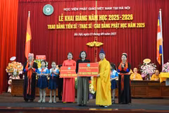 Hòa thượng Thích Thanh Quyết, Phó Chủ tịch Hội đồng Trị sự, Viện trưởng Học viện Phật giáo Việt Nam tại Hà Nội trao tặng sách cho đại diện các trường. (Ảnh: PV/Vietnam+)