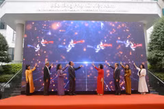 Các đại biểu thực hiện nghi thức khai mạc triển lãm. (Ảnh: CTV/Vietnam+)