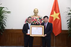 Ủy viên Trung ương Đảng, Thứ trưởng Bộ Ngoại giao Nguyễn Mạnh Cường trao Bằng khen và Huân chương Hữu nghị cho Đại sứ Denny Abdi. (Ảnh: Thành Long)
