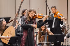 Nhạc trưởng kiêm nghệ sỹ violin Stefan Plewniak sẽ dẫn dắt Dàn nhạc Nhà hát Opera Hoàng gia Versailles trong “Four seasons with love.” (Ảnh: HGO) 