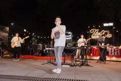 Phần biểu diễn của nghệ sỹ Vinh Khuất - nam ca sĩ kiêm sáng tác nhạc và nhà sản xuất âm nhạc người Đức gốc Việt. (Ảnh: CTV/Vietnam+)