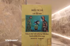 Tập thơ song ngữ “Tôi có thể viết những vần thơ buồn nhất đêm nay” do dịch giả Lưu Vạn Kha chuyển ngữ. (Ảnh: PV/Vietnam+)