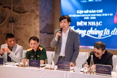 Phó Giáo sư-Tiến sỹ Nguyễn Huy Phương, Giám đốc Học viện Âm nhạc Quốc gia Việt Nam, con trai của nhạc sỹ Huy Du phát biểu tại chương trình. (Ảnh: PV/Vietnam+)