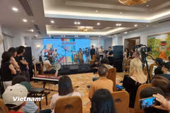 Ban nhạc của nghệ sỹ San Trịnh từ Mỹ sang dự Hanoi Jazztival chơi nhạc đầy ngẫu hứng tại workshop. (Ảnh: Minh Thu/Vietnam+)