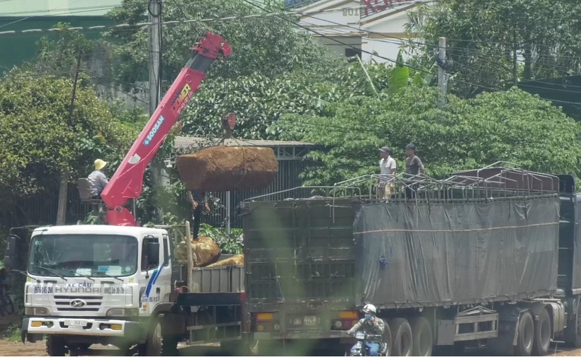 Xe cẩu bốc đá lên xe đầu kéo mang biển kiểm soát 77C-17399 (kéo theo rơ-mooc 77R-02603). (Ảnh: Hưng Thịnh/TTXVN)