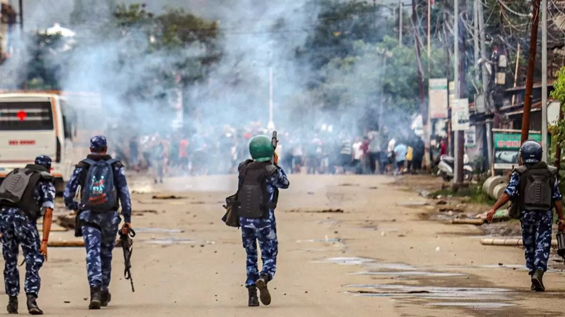 Cảnh sát Ấn Độ bắn đạn hơi cay vào đám đông quá khích ở Manipur. (Nguồn: Times of India)