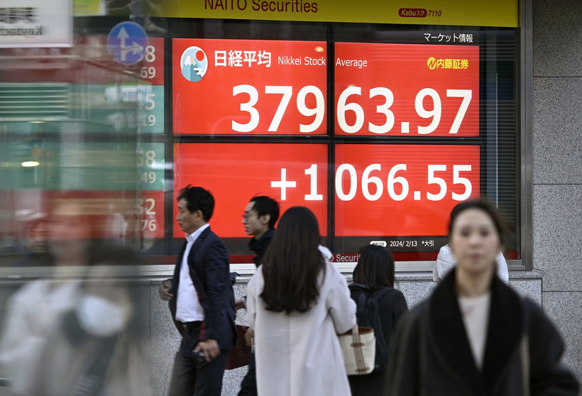 Màn hình hiển thị chỉ số chứng khoán Nikkei ở Tokyo, Nhật Bản ngày 13/2/2024. (Ảnh: Kyodo/TTXVN)