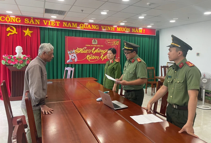 Phòng An ninh điều tra (Công an tỉnh Ninh Thuận) đọc lệnh bắt tạm giam đối tượng Võ Quý Nam. (Ảnh: TTXVN phát)