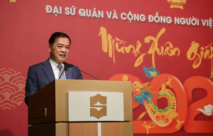 Đại sứ Việt Nam tại Singapore Mai Phước Dũng phát biểu chúc Tết bà con Kiều bào. (Ảnh: Lê Dương/TTXVN)