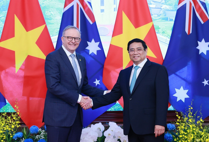 Thủ tướng Phạm Minh Chính và Thủ tướng Australia Anthony Albanese chụp ảnh chung nhân chuyến thăm Việt Nam. (Ảnh: Dương Giang/TTXVN)