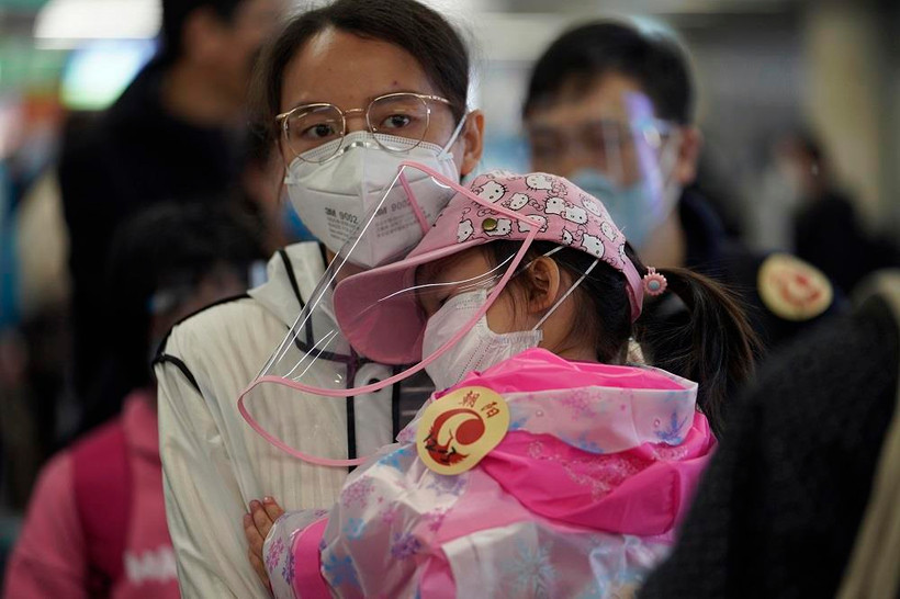 Người dân đeo khẩu trang phòng dịch COVID-19 tại nhà ga đường sắt phía Tây Bắc Kinh, Trung Quốc ngày 8/4/2020. (Ảnh: THX/TTXVN)