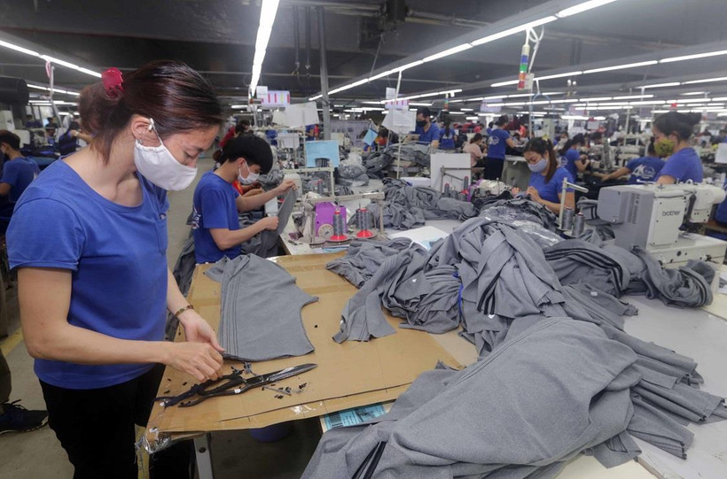 Nhiều doanh nghiệp đã có biện pháp hỗ trợ người lao động trong thời điểm dịch COVID-19 bùng phát. (Ảnh: Trần Việt/TTXVN)