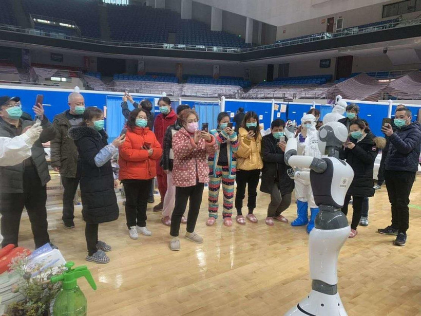 Robot Cloud Ginger hướng dẫn các bệnh nhân vận động tại bệnh viện Vũ Hán, Trung Quốc. (Nguồn: CloudMinds)