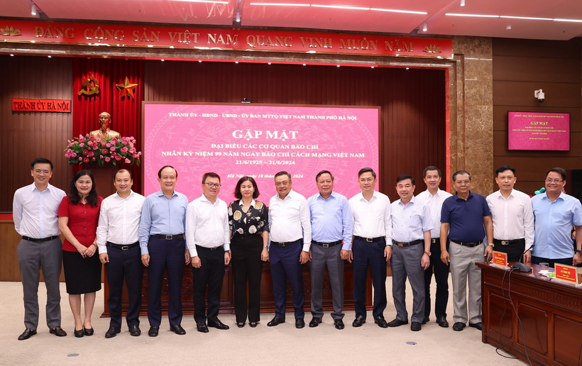 Lãnh đạo thành phố Hà Nội với đại biểu các cơ quan báo chí Trung ương và Hà Nội tại buổi gặp mặt. (Ảnh: Văn Điệp/TTXVN)