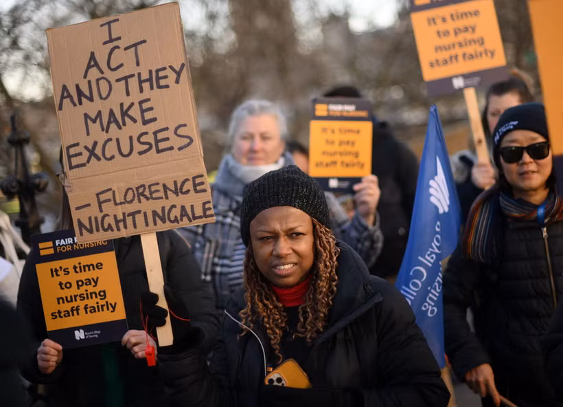 Nhân viên y tế tham gia đình công tại London, Anh ngày 6/2/2023. (Ảnh: AFP/TTXVN)