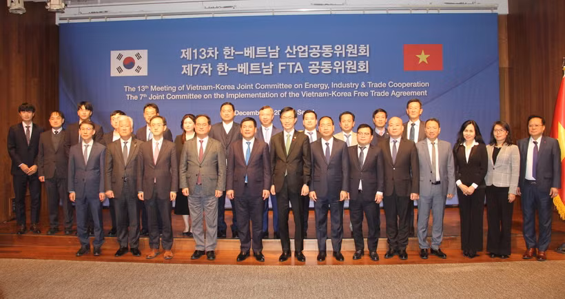 Các đại biểu Bộ Công thương Việt Nam và Bộ Bộ Thương mại, Công nghiệp và Năng lượng Hàn Quốc chụp ảnh lưu niệm. (Ảnh: Đức Thắng/TTXVN)