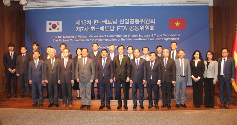 Các đại biểu Bộ Công thương Việt Nam và Bộ Bộ Thương mại, Công nghiệp và Năng lượng Hàn Quốc chụp ảnh lưu niệm. (Ảnh: Đức Thắng/TTXVN)