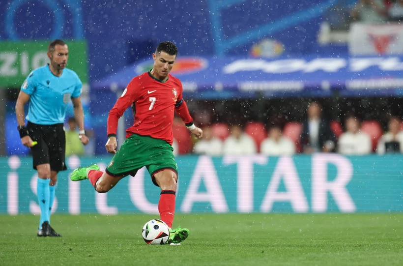 Siêu sao Cristiano Ronaldo (số 7) đã có 8 pha kiến tạo cho Đội tuyển Bồ Đào Nha trong các kỳ EURO. (Ảnh: THX/TTXVN)