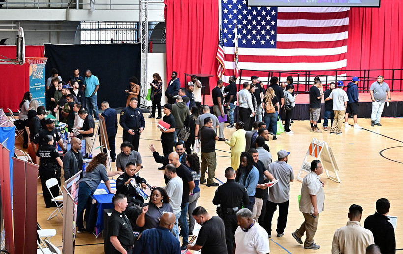 Người lao động xin việc tại hội chợ việc làm ở Los Angeles, bang California, Mỹ ngày 2/11/2023. (Ảnh: AFP/TTXVN)