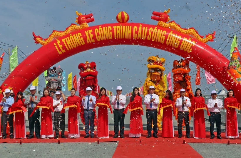 Phó Thủ tướng Lê Minh Khái, lãnh đạo các bộ, ngành Trung ương và lãnh đạo địa phương thực hiện nghi thức thông xe cầu Ông Đốc. (Ảnh: Huỳnh Anh/TTXVN)