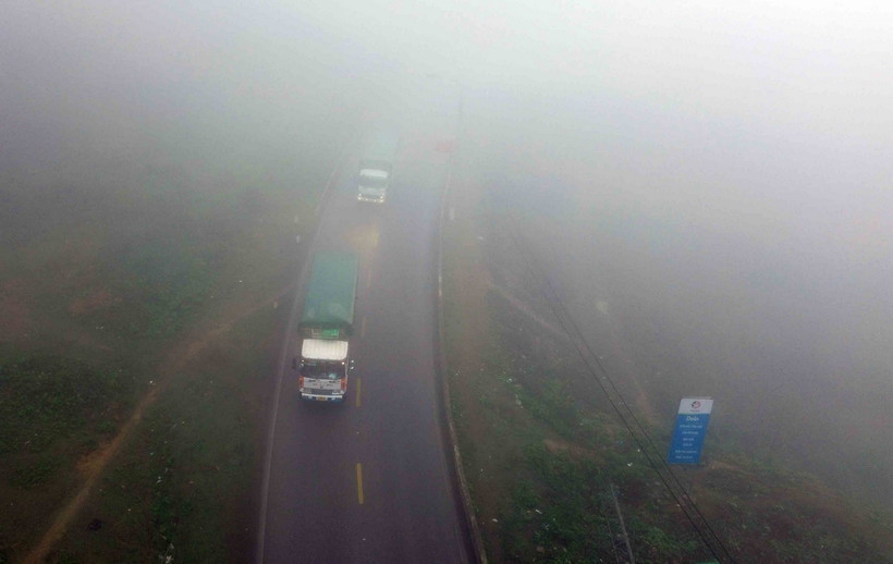 Thời tiết sương mù, tầm nhìn hạn chế tiềm ẩn nguy cơ tai nạn giao thông. (Ảnh: Quang Quyết/TTXVN)