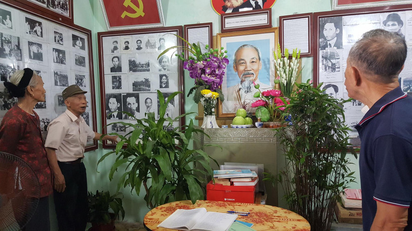 Khu tưởng niệm Chủ tịch Hồ Chí Minh được bố trí trang trọng tại Phòng lưu niệm. (Ảnh: Đinh Thuận/TTXVN)