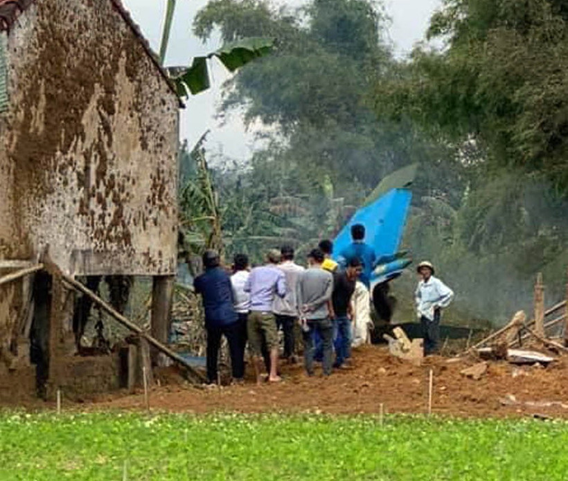 Hiện trường vụ máy bay huấn luyện quân sự rơi tại Điện Bàn, Quảng Nam. (Ảnh: Trần Tĩnh/TTXVN)