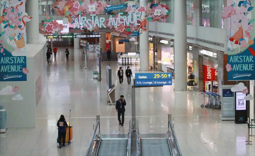 Hành khách tại sân bay Incheon, Hàn Quốc ngày 22/4/2020. (Ảnh: Yonhap/TTXVN)