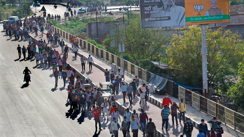 Dòng người Ấn Độ đi bộ về quê giữa lệnh phong tỏa đất nước vì dịch COVID-19. (Ảnh: AP)