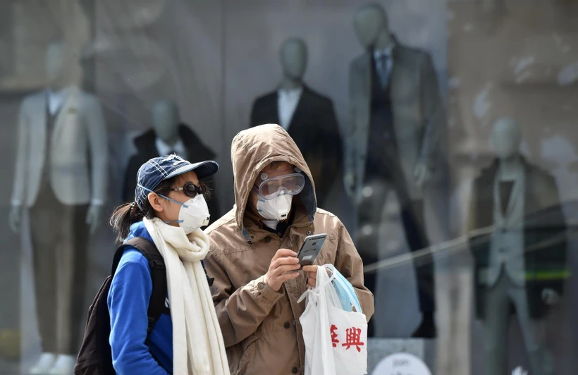 Người dân đeo khẩu trang phòng dịch COVID-19 tại Berlin, Đức ngày 21/4/2020. (Ảnh: AFP/TTXVN)
