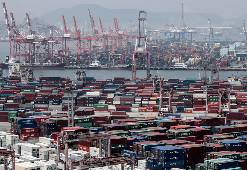 Container hàng hóa tại cảng Busan, Hàn Quốc ngày 1/6/2020. (Ảnh: YONHAP/TTXVN)