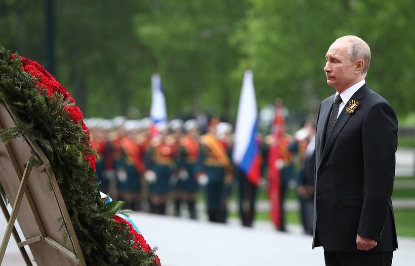 Tổng thống Putin đặt vòng hoa viếng tại Tượng đài Các chiến sỹ vô danh. (Nguồn: TASS)