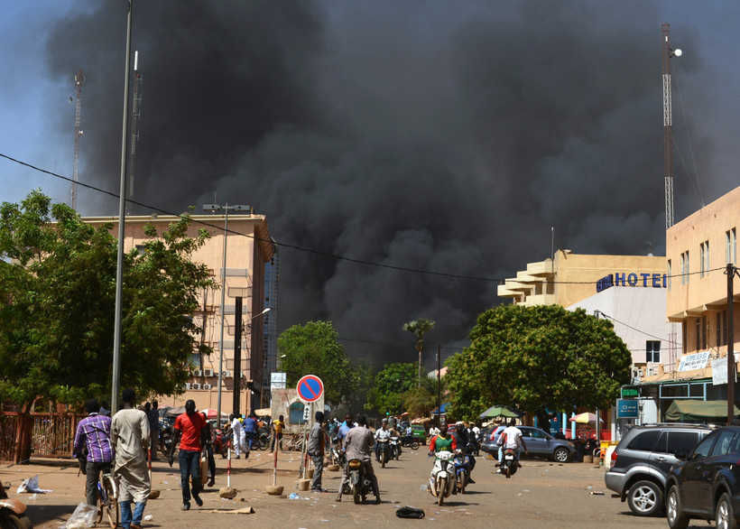 Khói bốc lên từ hiện trường một vụ tấn công ở Ouagadougou, Burkina Faso. (Ảnh: AFP/TTXVN)