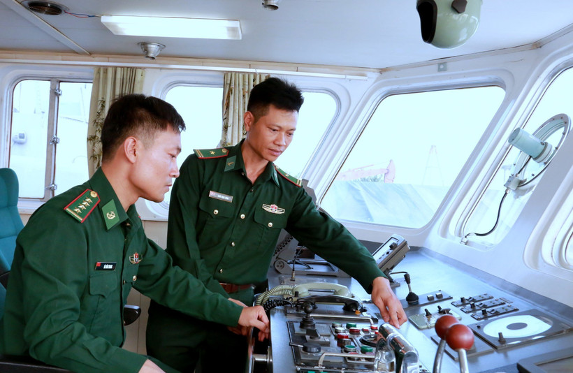 Thiếu tá Khúc Ngọc Minh cùng đồng đội kiểm tra kỹ thuật phương tiện chuẩn bị tuần tra kiểm soát trên biển. (Ảnh: Minh Thu/TTXVN)