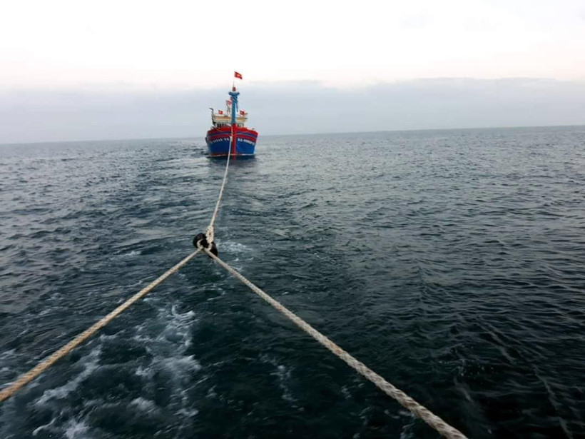 Lai dắt tàu cá bị nạn vào bờ. (Ảnh minh họa: TTXVN phát)