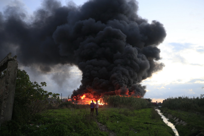 Khói lửa bốc lên sau vụ không kích của Israel xuống thị trấn Ghazieh, Liban ngày 20/2/2024. (Ảnh: THX/TTXVN)
