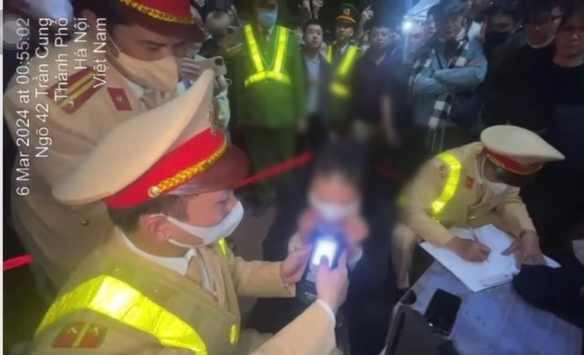 Lực lượng Cảnh sát Giao thông kiểm tra nồng độ cồn đối với người điều khiển xe ôtô va chạm trên phố Trần Cung, Hà Nội. (Ảnh: TTXVN phát)