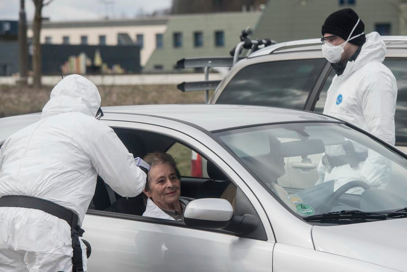 Đo thân nhiệt phòng lây nhiễm COVID-19 tại Rozvadov, Cộng hòa Séc, ngày 14/3/2020. (Ảnh: AFP/TTXVN)
