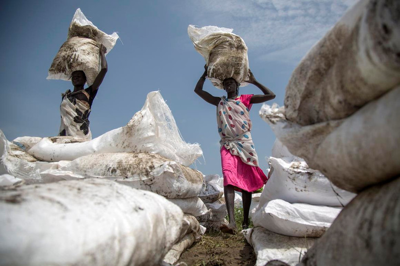Người dân nhận lương thực cứu trợ tại Jonglei, Nam Sudan. (Ảnh: AFP/TTXVN)