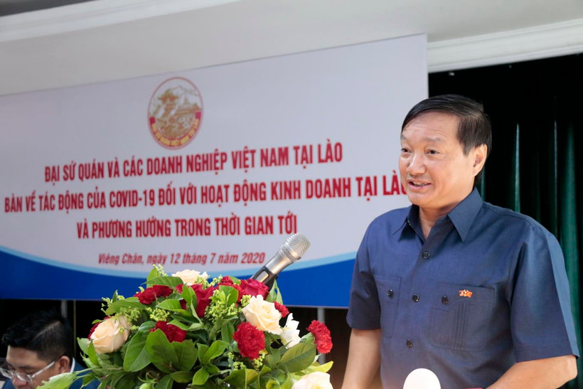 Đại sứ Việt Nam tại Lào Nguyễn Bá Hùng phát biểu tại cuộc Tọa đàm. (Ảnh: Phạm Kiên/TTXVN)