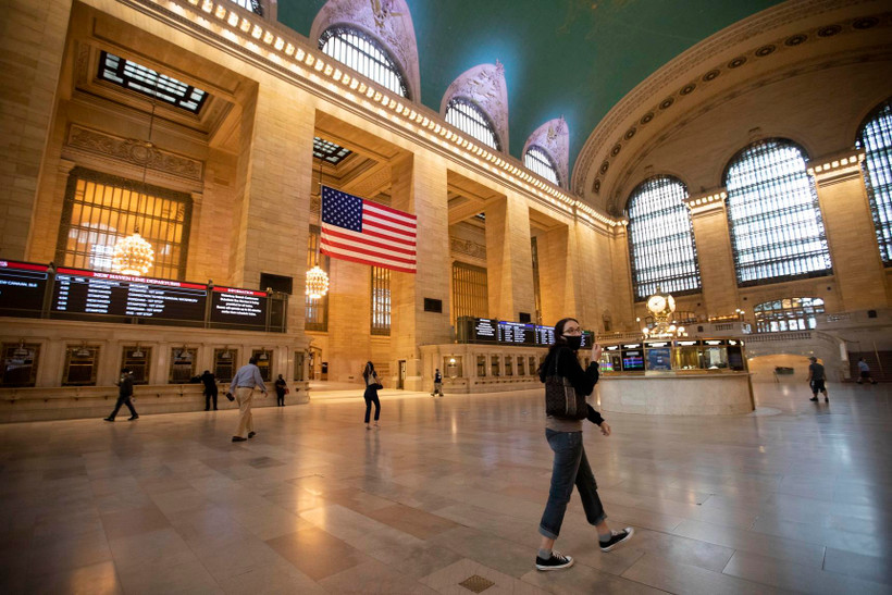 Hành khách tại Nhà ga Trung tâm ở New York, Mỹ, ngày 8/7/2020. (Ảnh: THX/TTXVN)