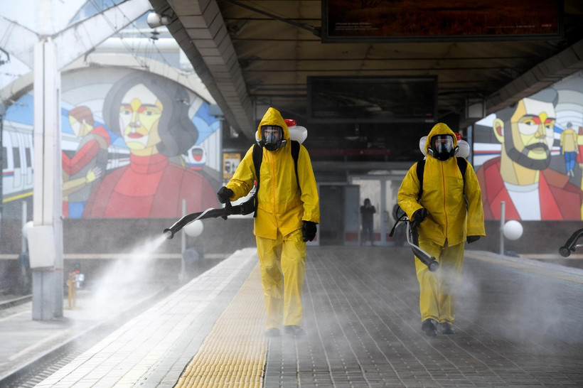 Phun thuốc khử trùng nhằm ngăn chặn sự lây lan của dịch COVID-19 tại Moskva, Nga ngày 19/5/2020. Ảnh: AFP/TTXVN