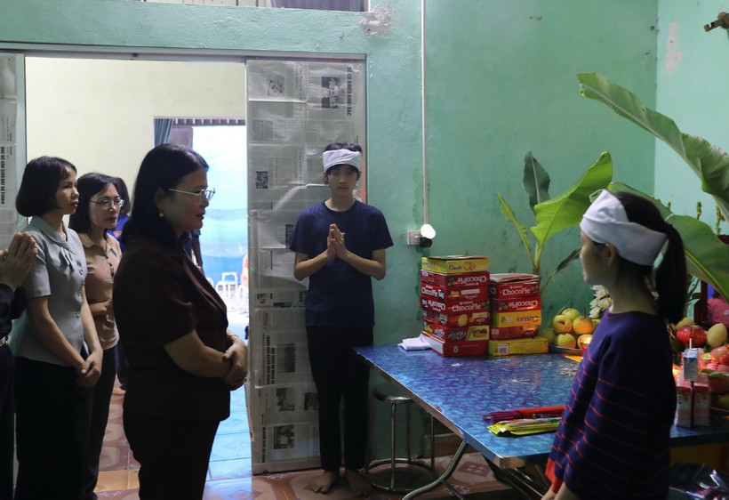 Phó Chủ tịch Ủy ban Mặt trận Tổ quốc Việt Nam thành phố Hà Nội Nguyễn Thị Kim Dung thắp hương, chia buồn với gia đình cháu T.A.D (sinh năm 2019, ở xã Thuần Mỹ). (Ảnh: Nguyễn Thắng/TTXVN)