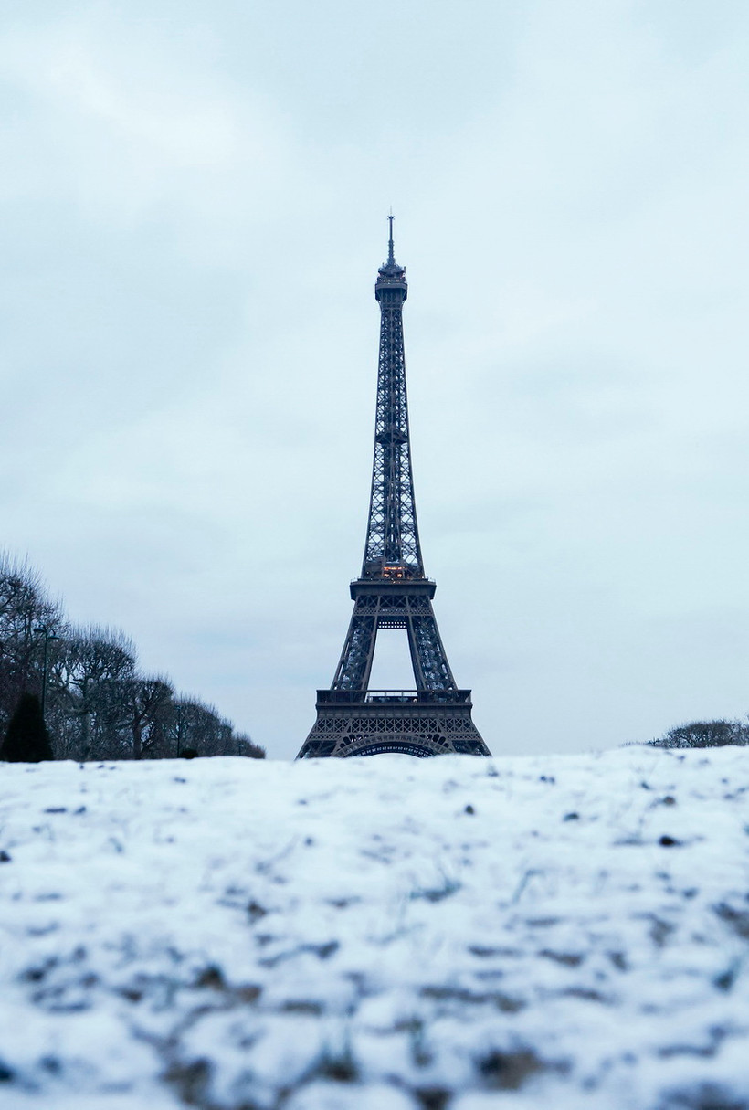 Tuyết rơi dày phủ trắng Paris