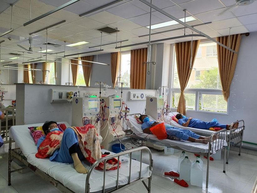Các bệnh nhân lọc thận tại Khoa Nội thận-Tiết niệu-Lọc máu, Bệnh viện Đa khoa thành phố Cần Thơ. (Ảnh: Ánh Tuyết/TTXVN)