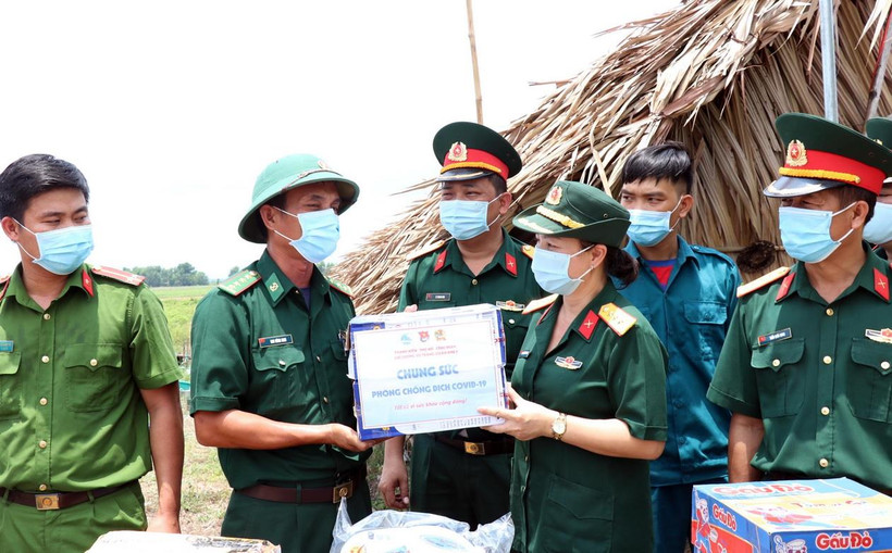 Đại diện Ban Phụ nữ Quân khu 7 trao tặng quà cho Chốt kiểm dịch biên giới số 7 Mộc Bài, huyện Bến Cầu, tỉnh Tây Ninh. (Ảnh: Xuân Khu/TTXVN)