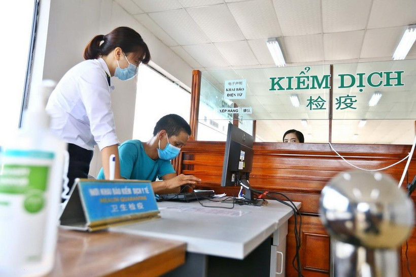 Bàn hướng dẫn khai báo y tế tại cửa khẩu quốc tế Móng Cái. (Ảnh: Minh Quyết/TTXVN)