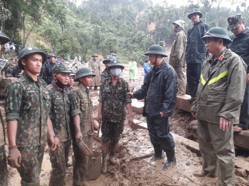 Trung tướng Thái Đại Ngọc, Tư lệnh Quân khu 5 động viên lực lượng tìm kiếm người mất tích. (Ảnh: Đoàn Hữu Trung/TTXVN)